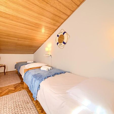 Apartment Galerija Njivice Buitenkant foto